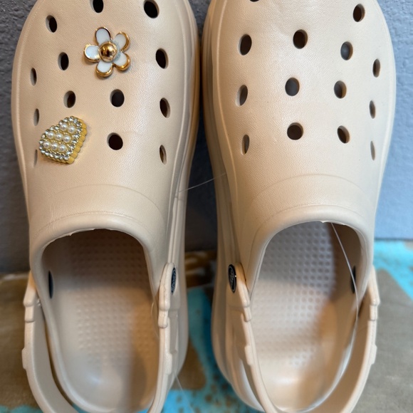 Khaki Casual Clogs with decorative charms/Jibbitz~Size 8-8.5 or 40-41~NEW - Picture 8 of 16